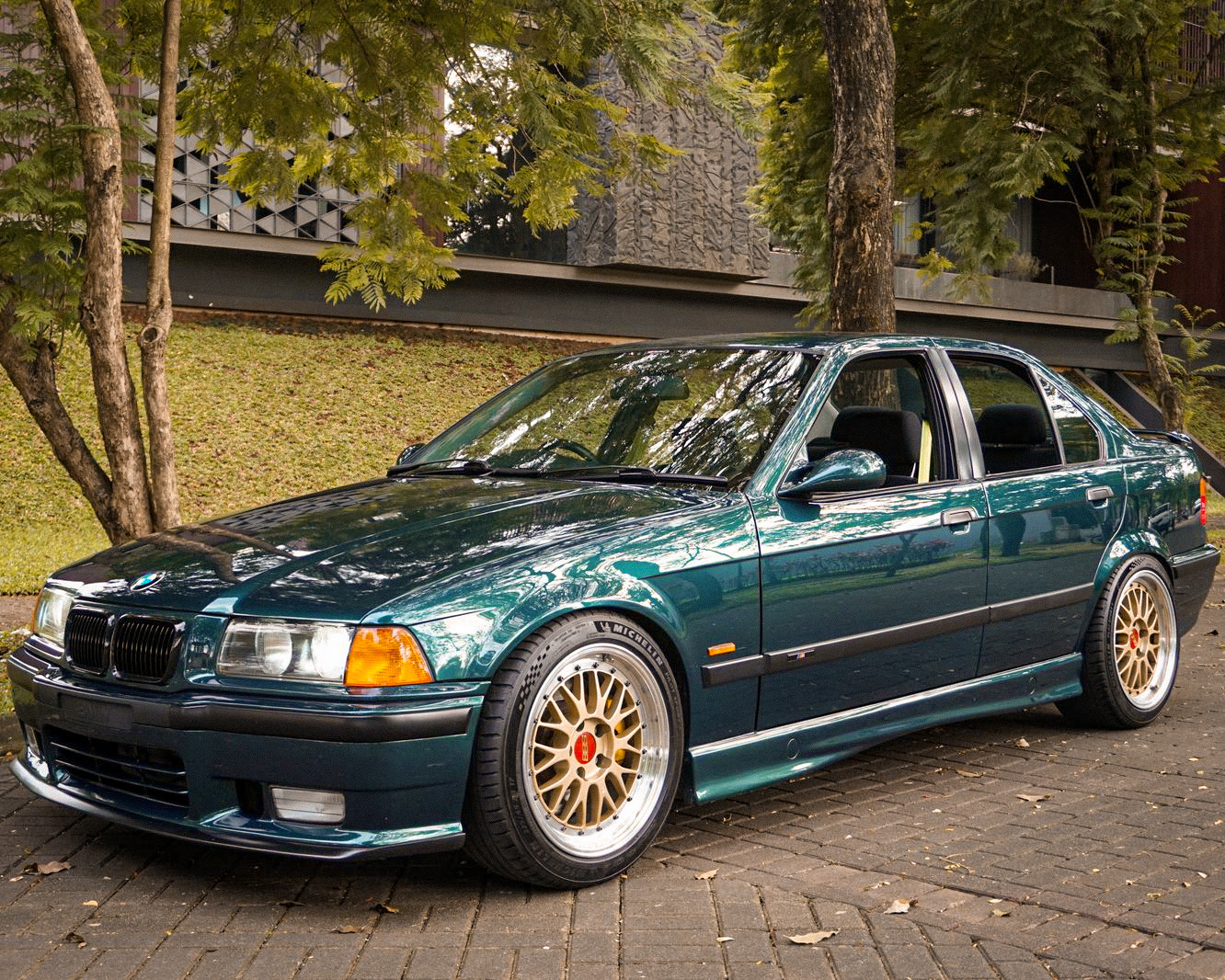 BMW 323i 1998