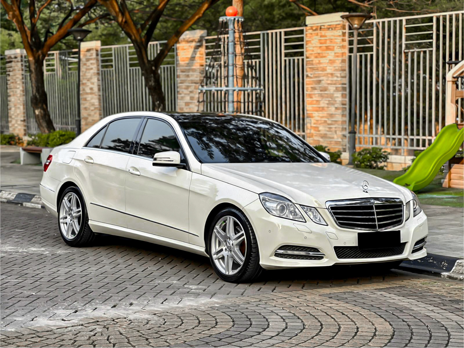 Mercedes Benz E300 Avantgarde Facelift (Full Option) 2012