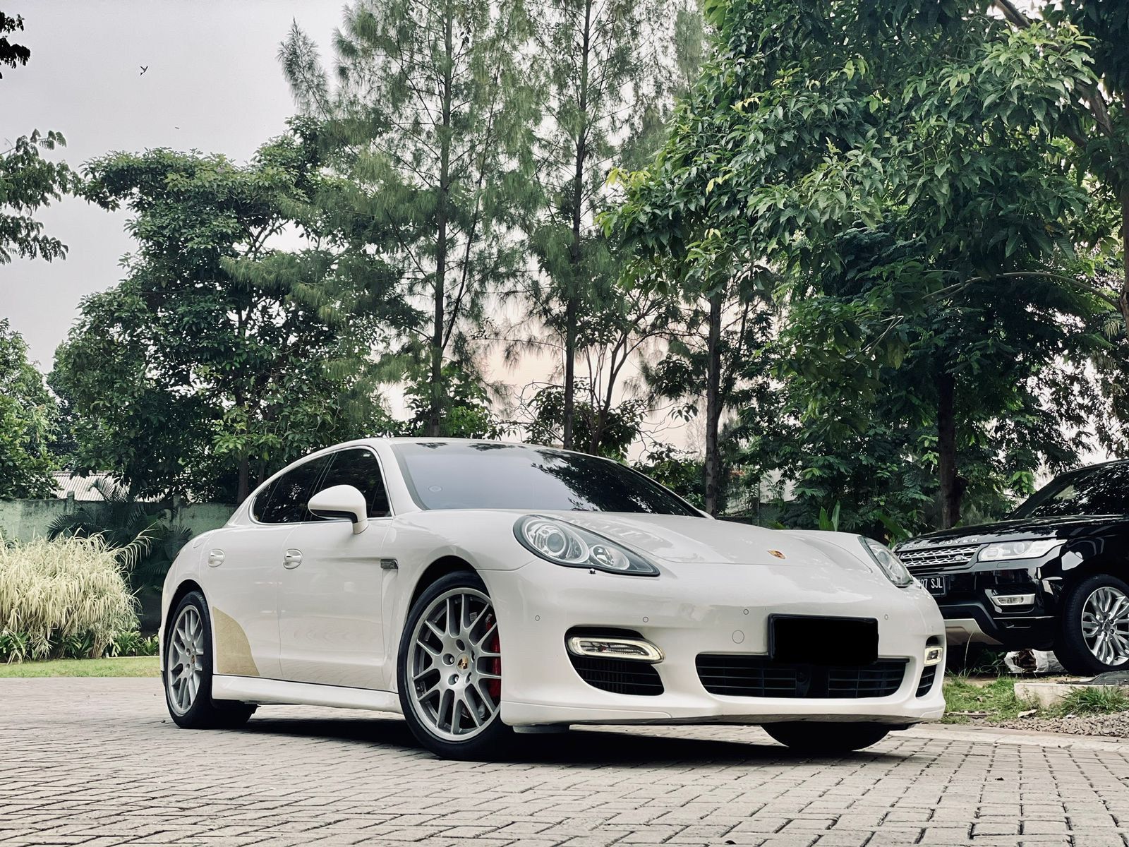 Porsche Panamera 4.8L Turbo 4WD 2010