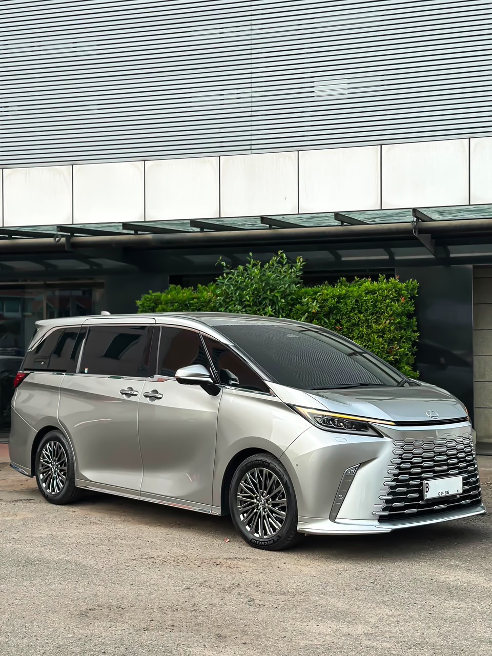 Lexus LM350 LM 350 Hybrid Executive VIP 2+2 4 Seater 2025
