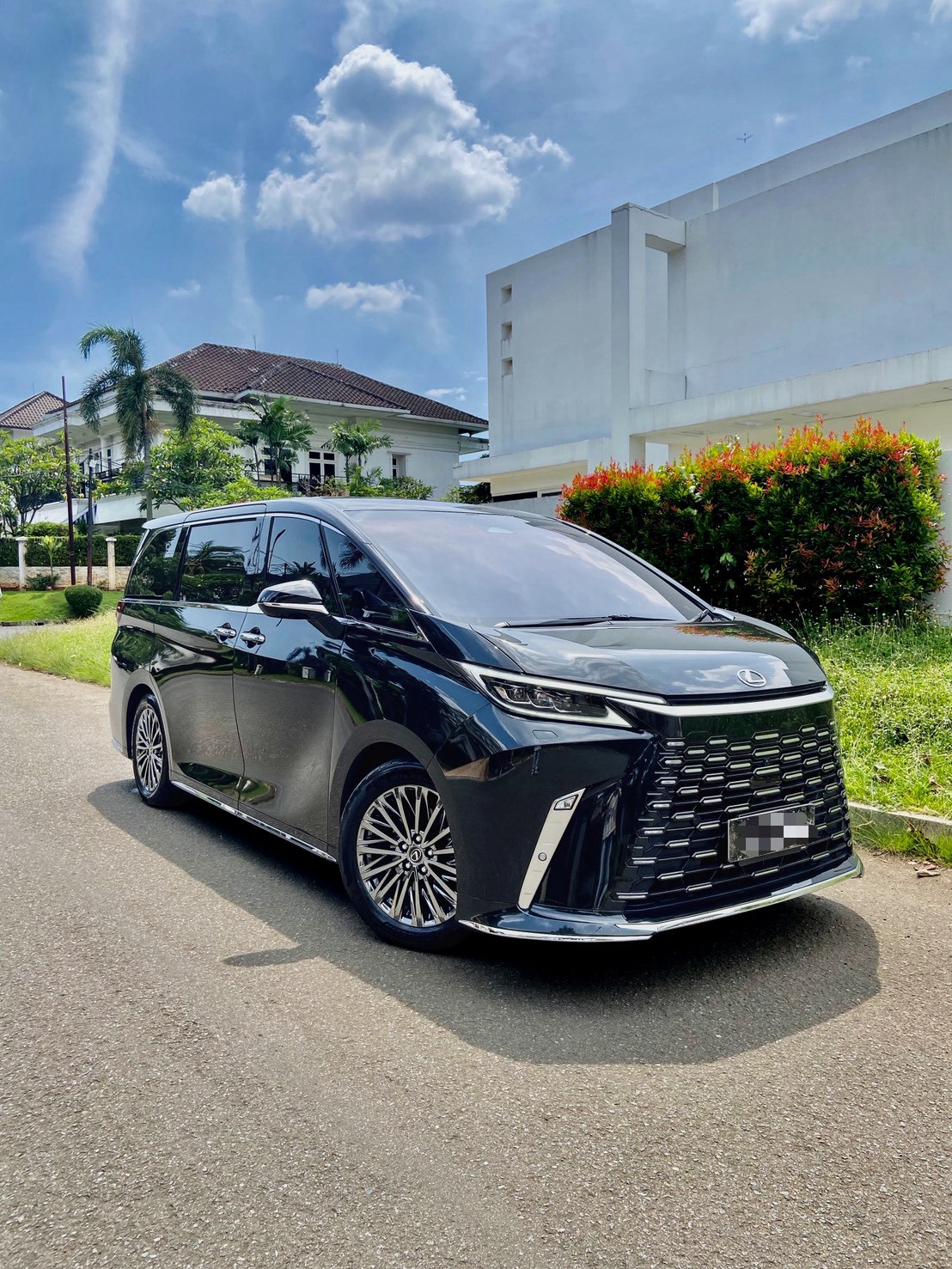 Lexus LM350h Hybrid 2023