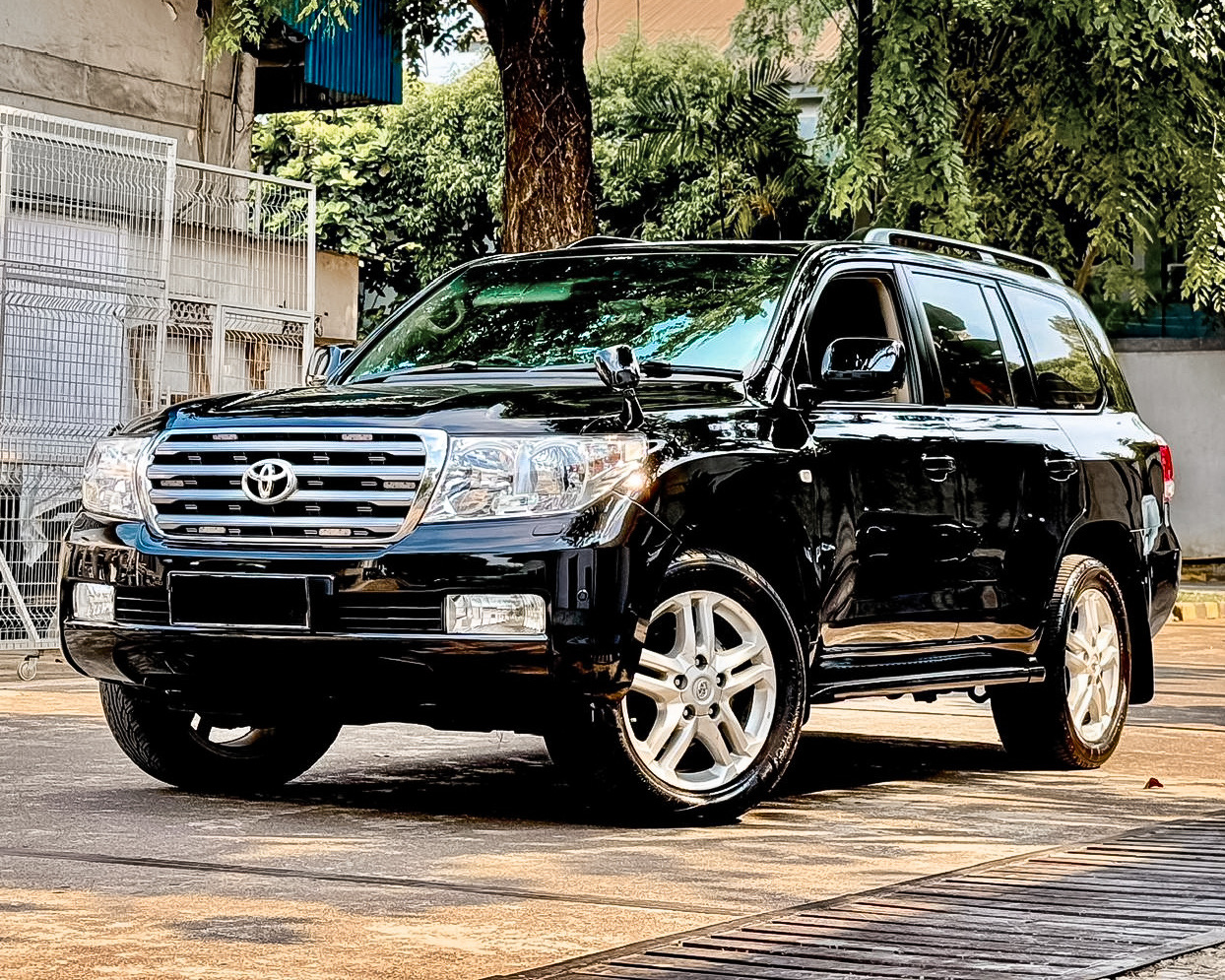 Toyota Land Cruiser VX200 UK Version Diesel V8 2011